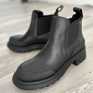 Zara RUBBERIZED TOE LEATHER ANKLE BOOTS